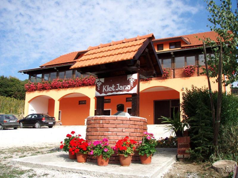 Klet Jana Bed & Breakfast Ястребарско Экстерьер фото